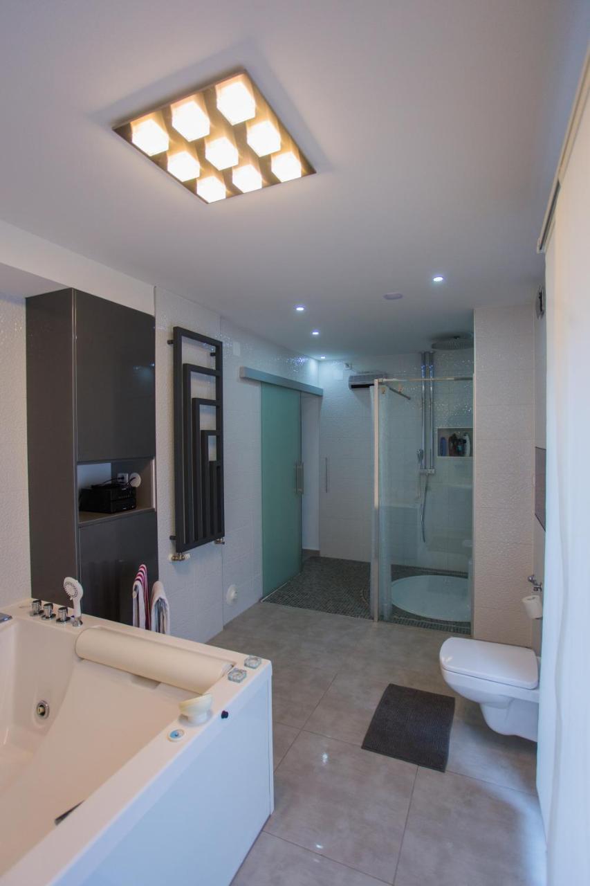 Apartment Plaza ----Wallbox 11Kw 16A ----- Private Spa- Jacuzzi, Infrared Sauna, Luxury Massage Chair, Parking, Entry With Pin 0 - 24H, Free Cancellation 24 Hours Before Check In Σλαβόνσκι Μπροντ Εξωτερικό φωτογραφία