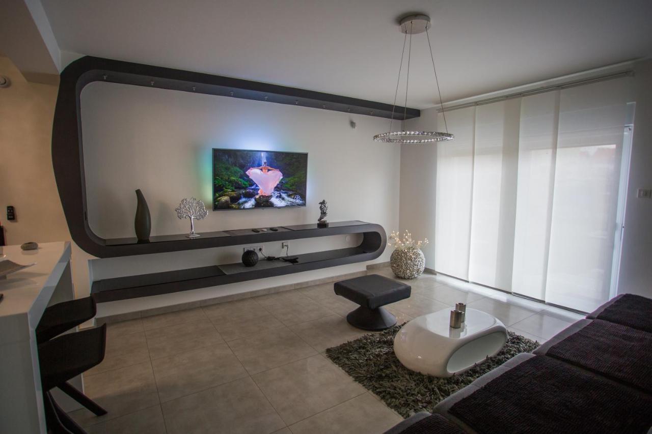 Apartment Plaza ----Wallbox 11Kw 16A ----- Private Spa- Jacuzzi, Infrared Sauna, Luxury Massage Chair, Parking, Entry With Pin 0 - 24H, Free Cancellation 24 Hours Before Check In Σλαβόνσκι Μπροντ Εξωτερικό φωτογραφία