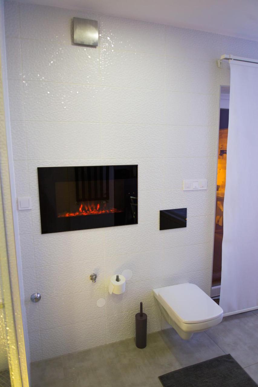 Apartment Plaza ----Wallbox 11Kw 16A ----- Private Spa- Jacuzzi, Infrared Sauna, Luxury Massage Chair, Parking, Entry With Pin 0 - 24H, Free Cancellation 24 Hours Before Check In Σλαβόνσκι Μπροντ Εξωτερικό φωτογραφία