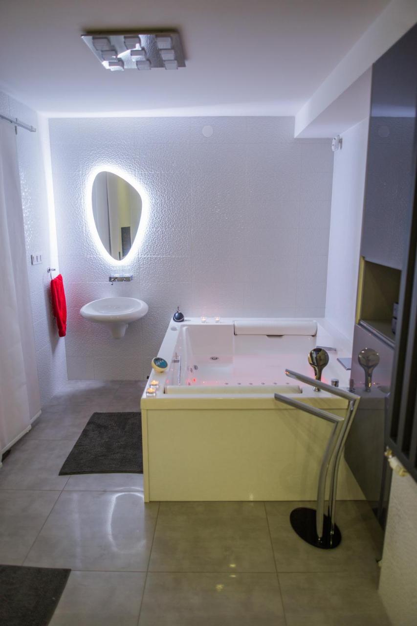 Apartment Plaza ----Wallbox 11Kw 16A ----- Private Spa- Jacuzzi, Infrared Sauna, Luxury Massage Chair, Parking, Entry With Pin 0 - 24H, Free Cancellation 24 Hours Before Check In Σλαβόνσκι Μπροντ Εξωτερικό φωτογραφία