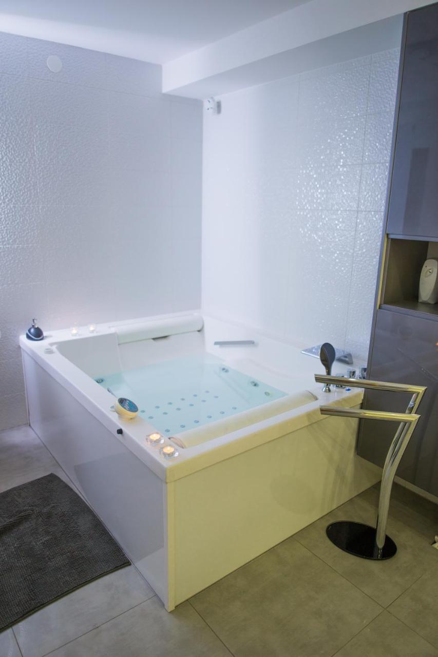 Apartment Plaza ----Wallbox 11Kw 16A ----- Private Spa- Jacuzzi, Infrared Sauna, Luxury Massage Chair, Parking, Entry With Pin 0 - 24H, Free Cancellation 24 Hours Before Check In Σλαβόνσκι Μπροντ Εξωτερικό φωτογραφία