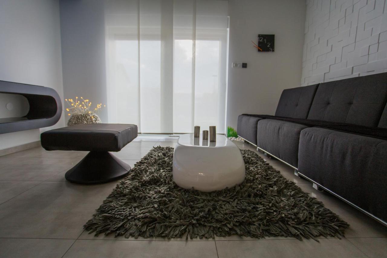 Apartment Plaza ----Wallbox 11Kw 16A ----- Private Spa- Jacuzzi, Infrared Sauna, Luxury Massage Chair, Parking, Entry With Pin 0 - 24H, Free Cancellation 24 Hours Before Check In Σλαβόνσκι Μπροντ Εξωτερικό φωτογραφία