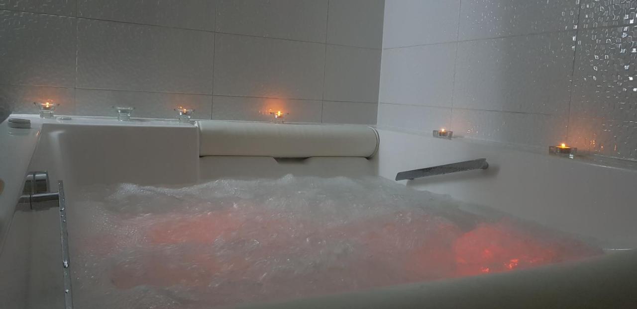 Apartment Plaza ----Wallbox 11Kw 16A ----- Private Spa- Jacuzzi, Infrared Sauna, Luxury Massage Chair, Parking, Entry With Pin 0 - 24H, Free Cancellation 24 Hours Before Check In Σλαβόνσκι Μπροντ Εξωτερικό φωτογραφία