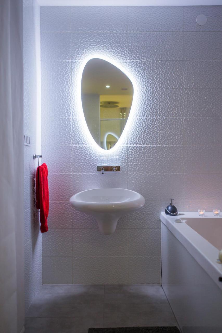 Apartment Plaza ----Wallbox 11Kw 16A ----- Private Spa- Jacuzzi, Infrared Sauna, Luxury Massage Chair, Parking, Entry With Pin 0 - 24H, Free Cancellation 24 Hours Before Check In Σλαβόνσκι Μπροντ Εξωτερικό φωτογραφία