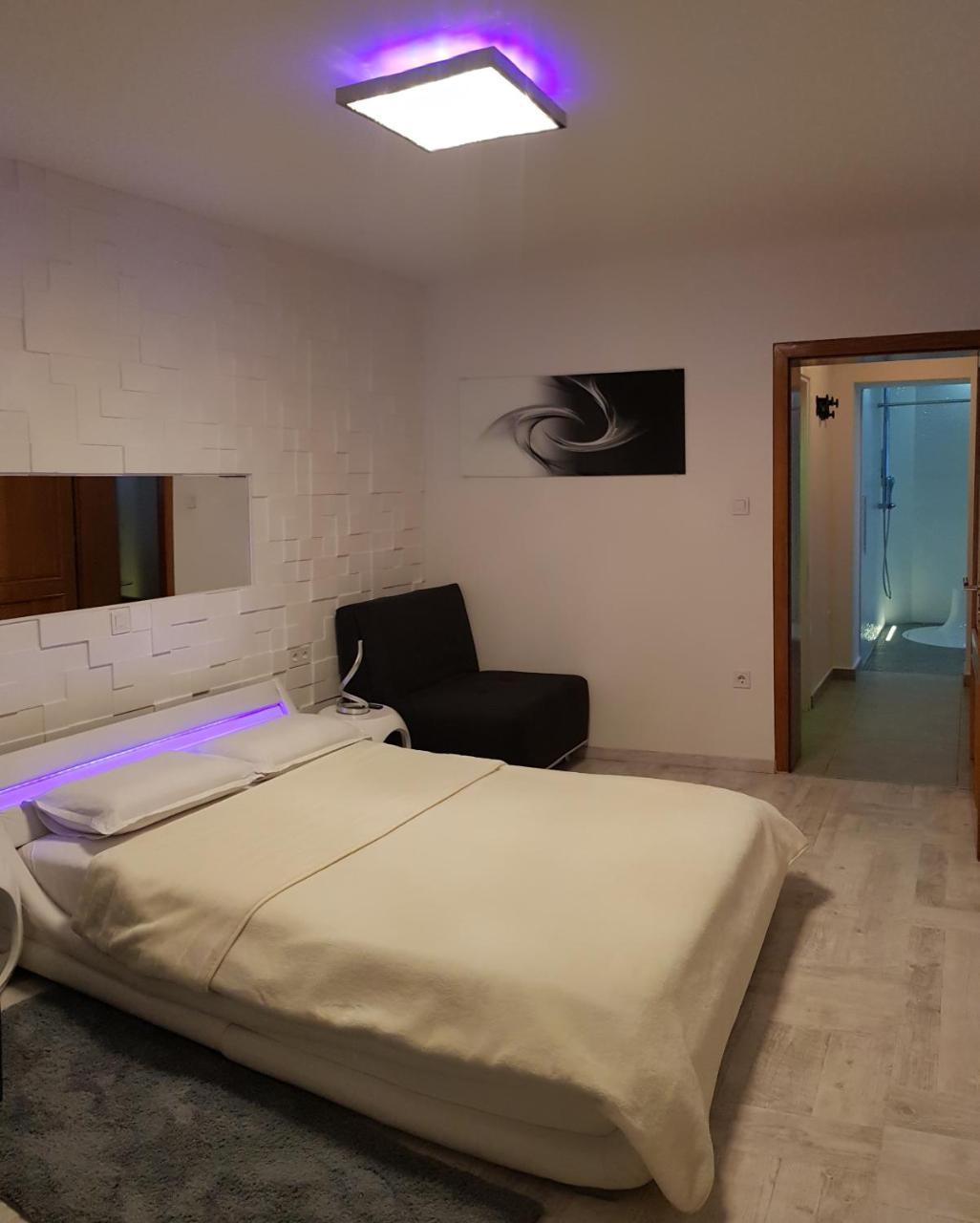 Apartment Plaza ----Wallbox 11Kw 16A ----- Private Spa- Jacuzzi, Infrared Sauna, Luxury Massage Chair, Parking, Entry With Pin 0 - 24H, Free Cancellation 24 Hours Before Check In Σλαβόνσκι Μπροντ Εξωτερικό φωτογραφία