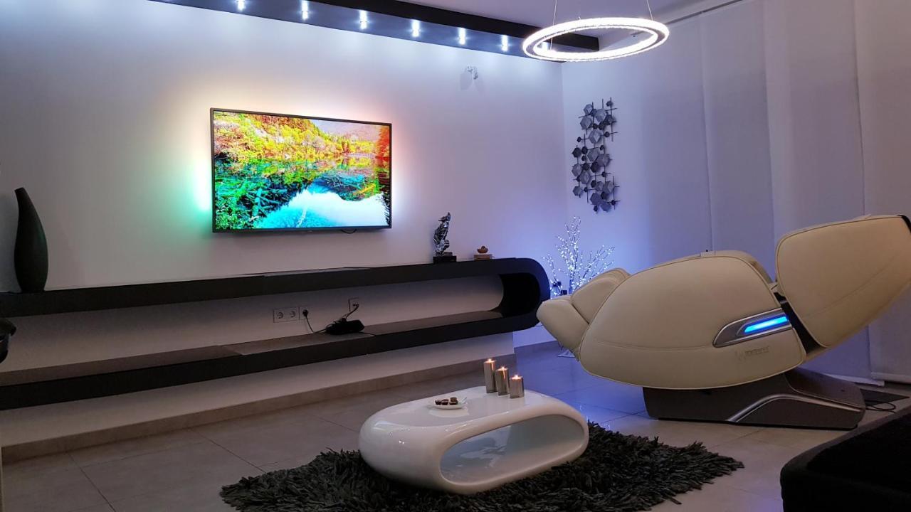 Apartment Plaza ----Wallbox 11Kw 16A ----- Private Spa- Jacuzzi, Infrared Sauna, Luxury Massage Chair, Parking, Entry With Pin 0 - 24H, Free Cancellation 24 Hours Before Check In Σλαβόνσκι Μπροντ Εξωτερικό φωτογραφία